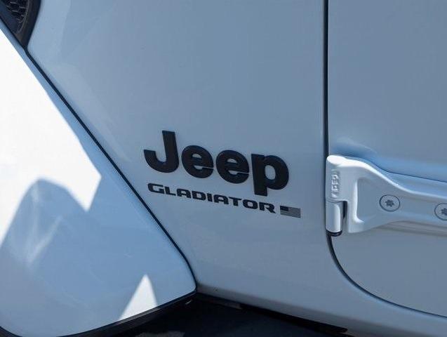 Photo of 2023 Bright White Clearcoat Jeep Gladiator