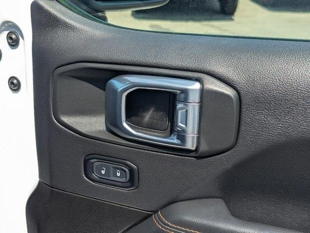 Photo of 2023 Bright White Clearcoat Jeep Gladiator