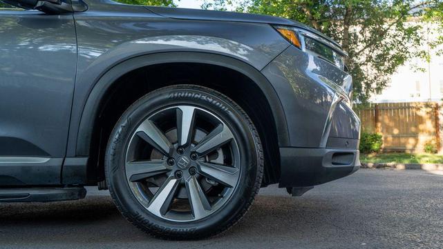Photo of 2023 Lunar Silver Metallic Honda Pilot