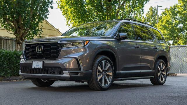 Photo of 2023 Lunar Silver Metallic Honda Pilot