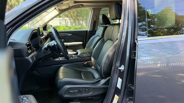 Photo of 2023 Lunar Silver Metallic Honda Pilot