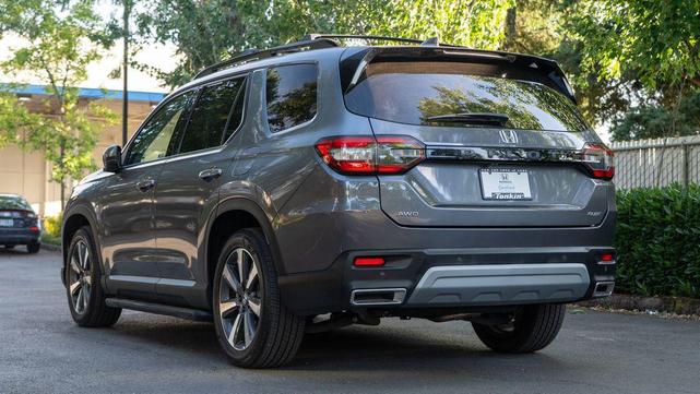 Photo of 2023 Lunar Silver Metallic Honda Pilot