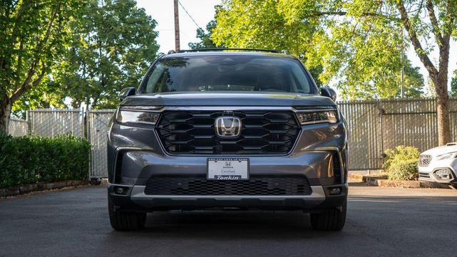 Photo of 2023 Lunar Silver Metallic Honda Pilot