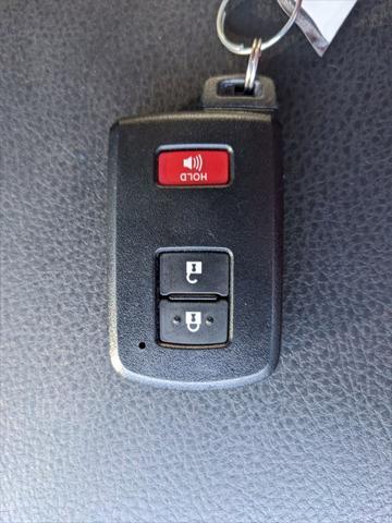 Photo of 2022 White Toyota Tacoma