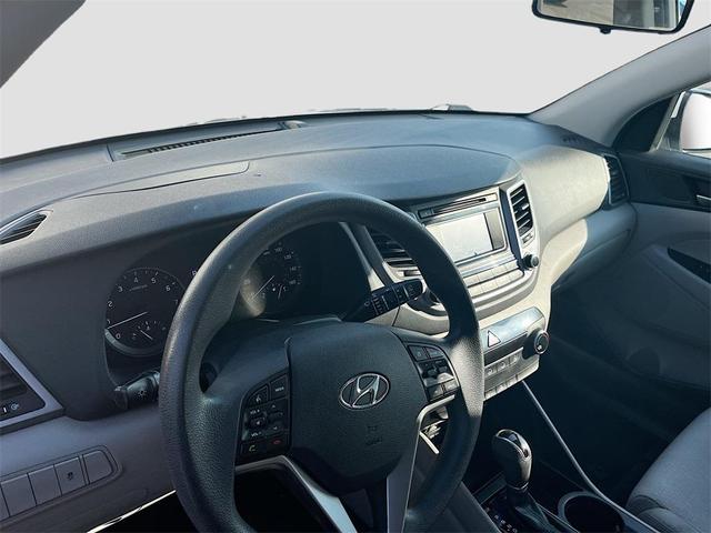 Photo of 2016 Dazzling White Hyundai TUCSON