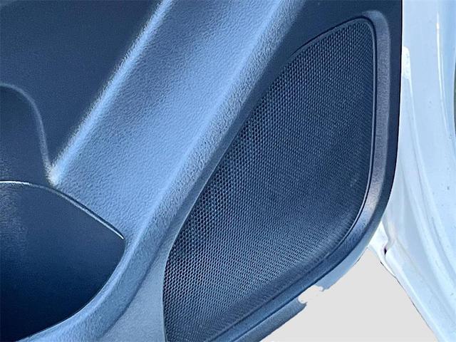 Photo of 2022 Glacier White Nissan Frontier