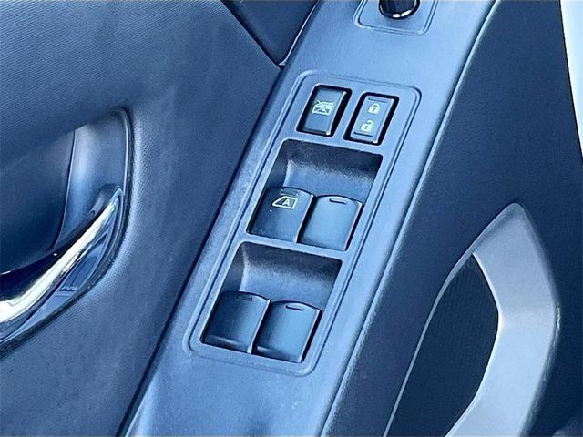 Photo of 2022 Glacier White Nissan Frontier