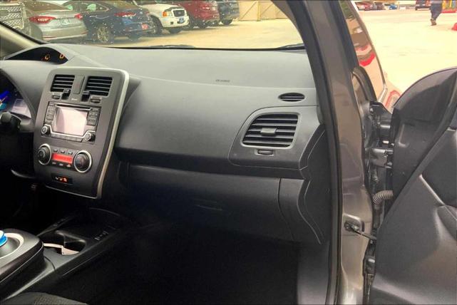 Photo of 2017 Gun Metallic Nissan Leaf