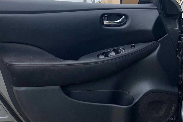 Photo of 2017 Gun Metallic Nissan Leaf