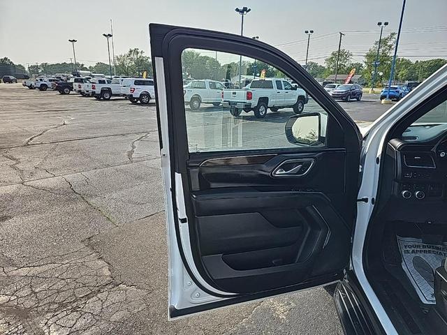 Photo of 2022 Summit White GMC Yukon XL