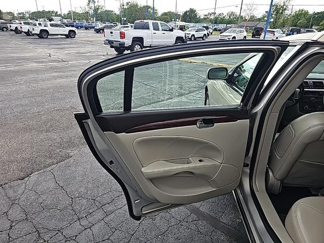 Photo of 2008 Gold Mist Metallic Buick Lucerne