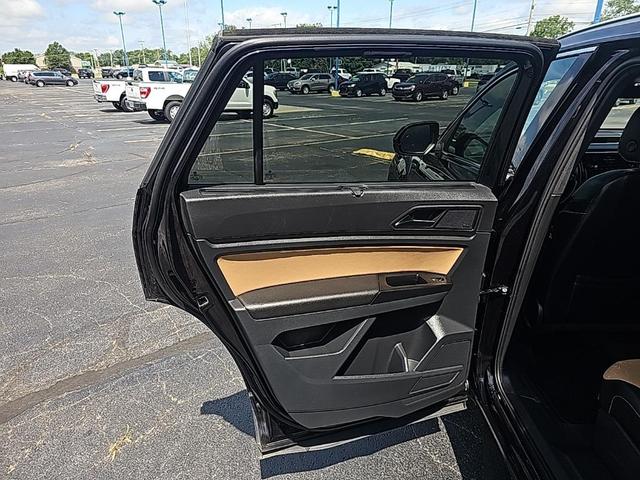 Photo of 2020 Deep Black Volkswagen Atlas Cross Sport
