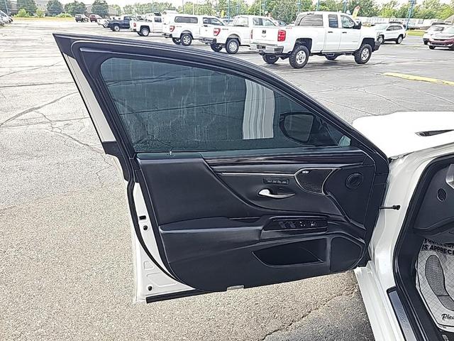 Photo of 2019 Eminent White Pearl Lexus ES 300h
