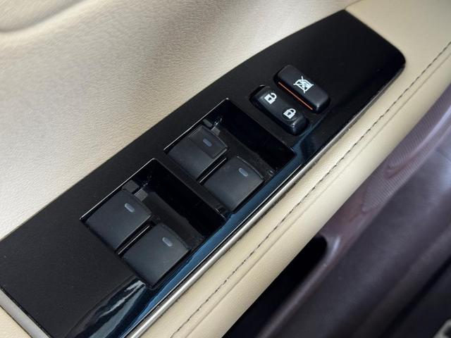 Photo of 2018 White Pearl Lexus ES 350