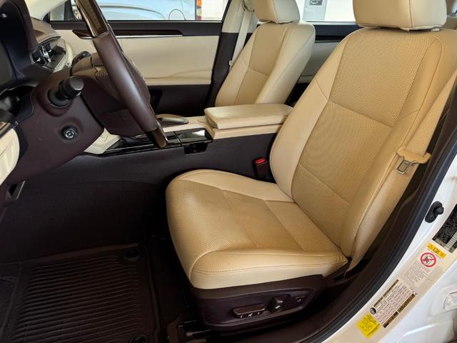 Photo of 2018 White Pearl Lexus ES 350