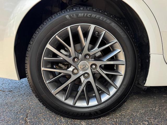 Photo of 2018 White Pearl Lexus ES 350