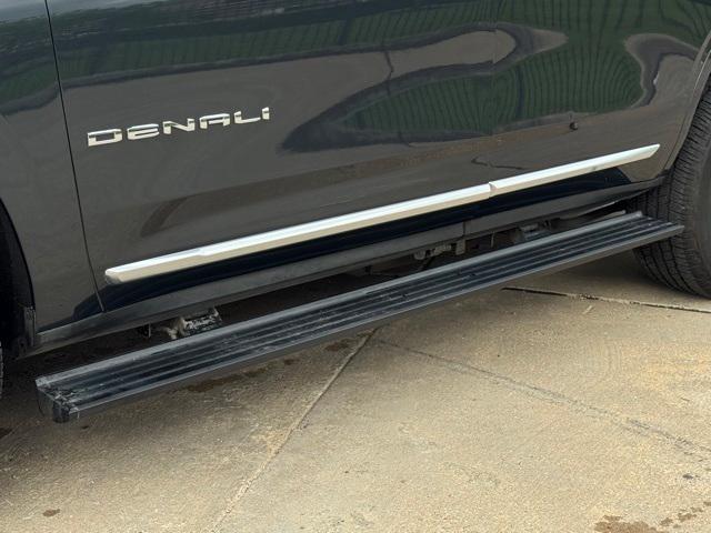 Photo of 2022 Hunter Metallic GMC Yukon