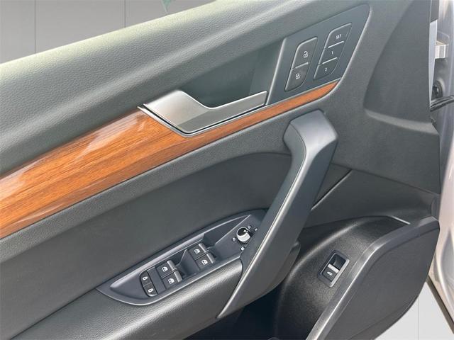 Photo of 2022 Florett Silver Metallic Audi Q5