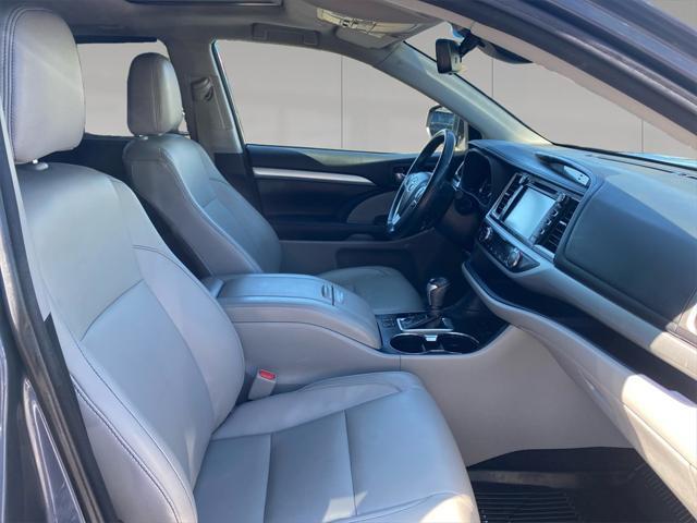 Photo of 2018 Shoreline Blue Pearl Toyota Highlander