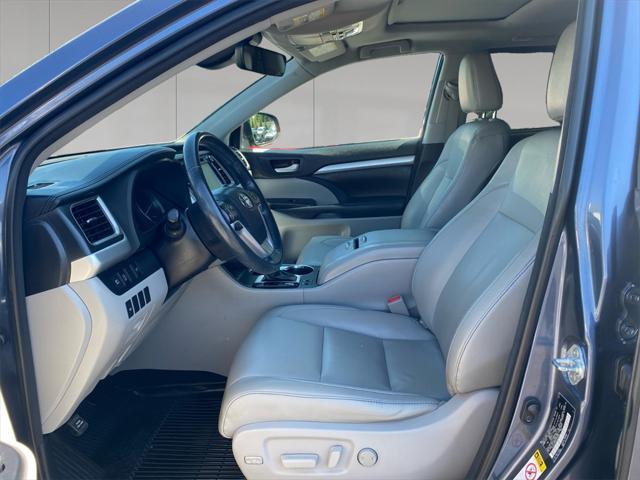 Photo of 2018 Shoreline Blue Pearl Toyota Highlander