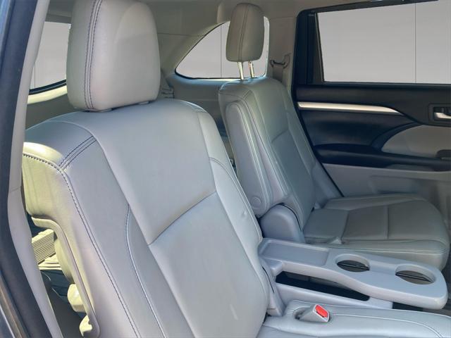 Photo of 2018 Shoreline Blue Pearl Toyota Highlander