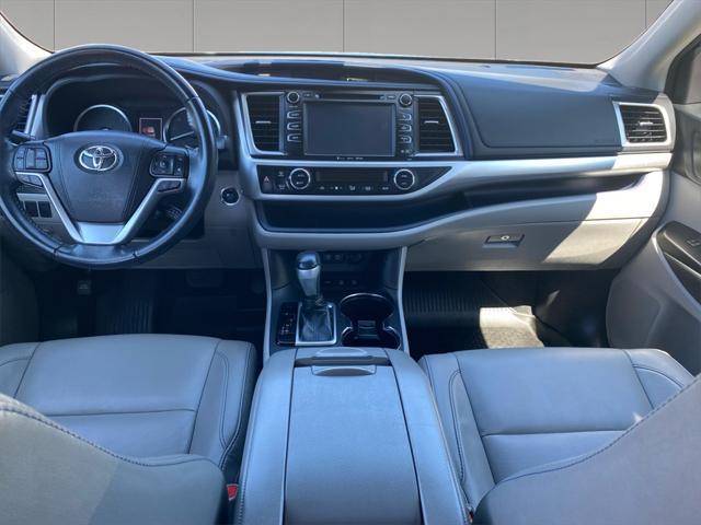 Photo of 2018 Shoreline Blue Pearl Toyota Highlander