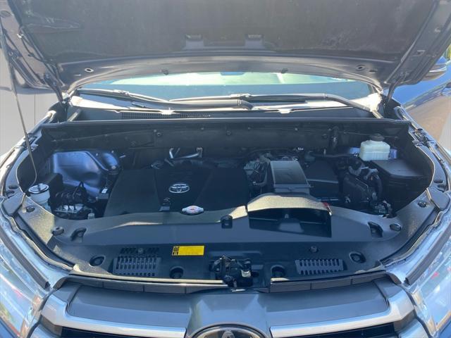 Photo of 2018 Shoreline Blue Pearl Toyota Highlander