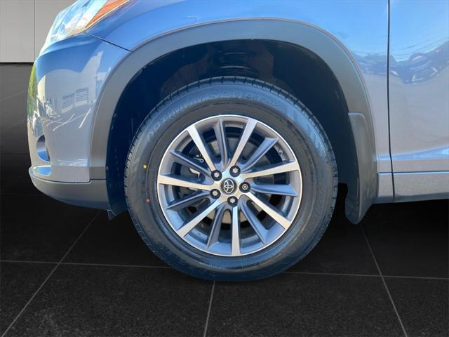 Photo of 2018 Shoreline Blue Pearl Toyota Highlander