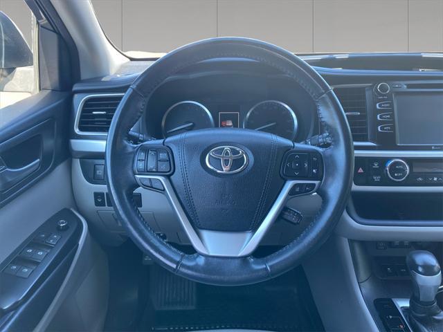 Photo of 2018 Shoreline Blue Pearl Toyota Highlander