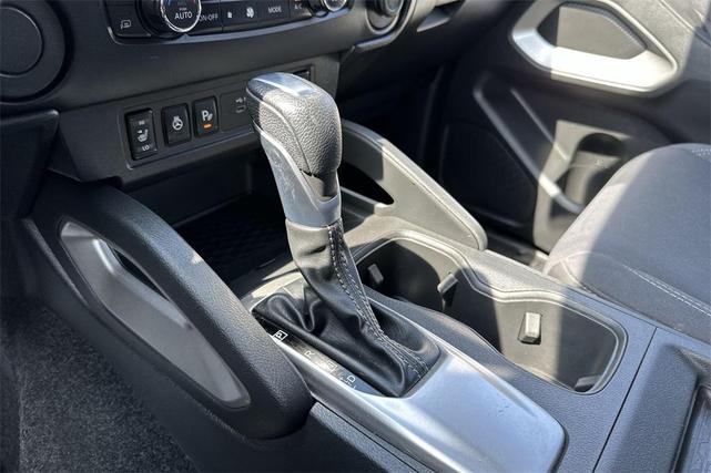 Photo of 2022 Glacier White Nissan Frontier
