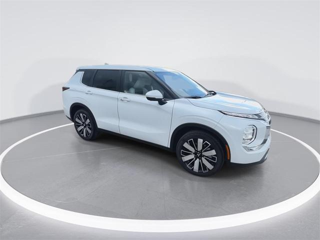 Photo of 2025 White Diamond Mitsubishi Outlander