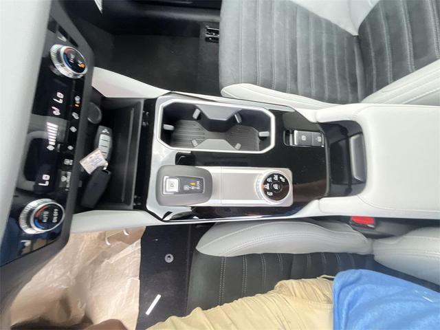 Photo of 2025 White Diamond Mitsubishi Outlander