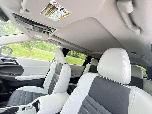 Photo of 2025 White Diamond Mitsubishi Outlander