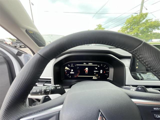 Photo of 2025 White Diamond Mitsubishi Outlander