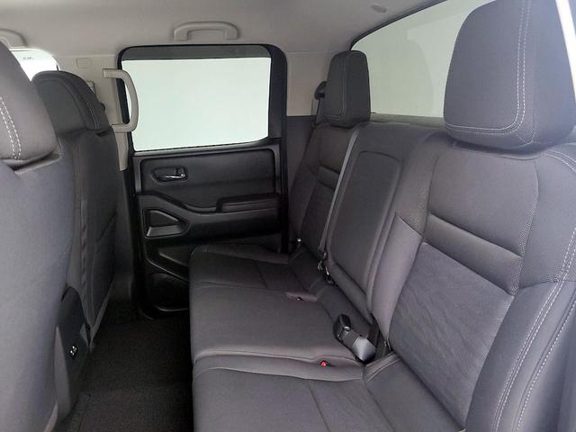 Photo of 2023 White Nissan Frontier