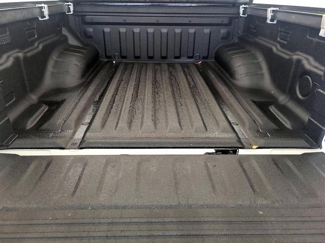 Photo of 2023 White Nissan Frontier