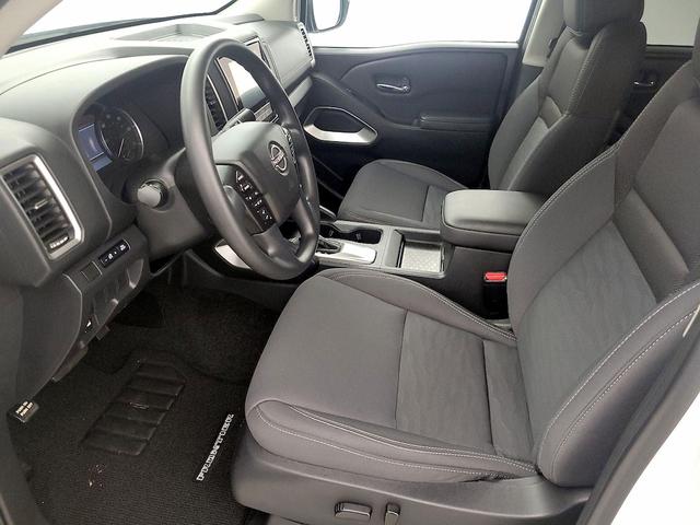 Photo of 2023 White Nissan Frontier