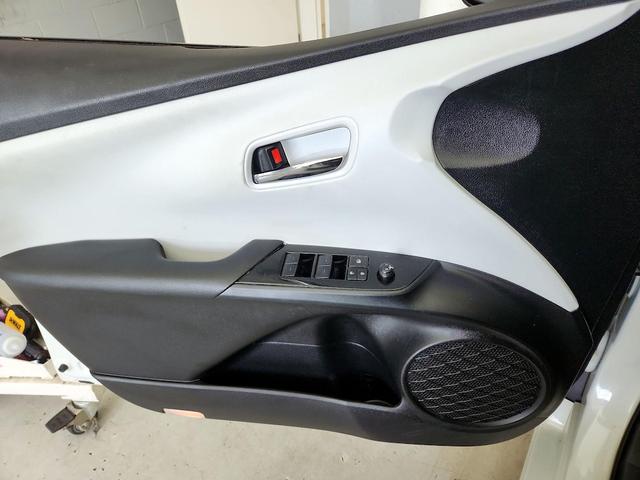 Photo of 2020 White Toyota Prius