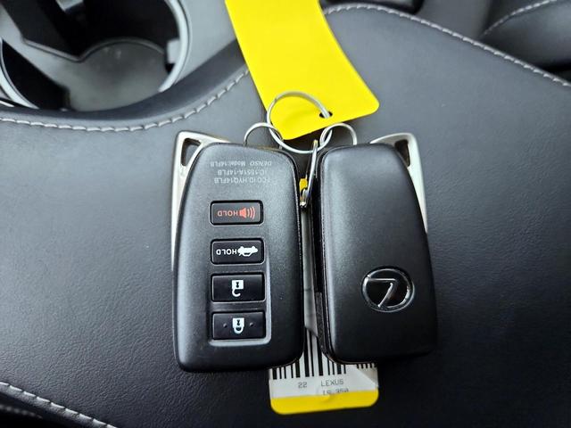 Photo of 2022 White Lexus IS 350