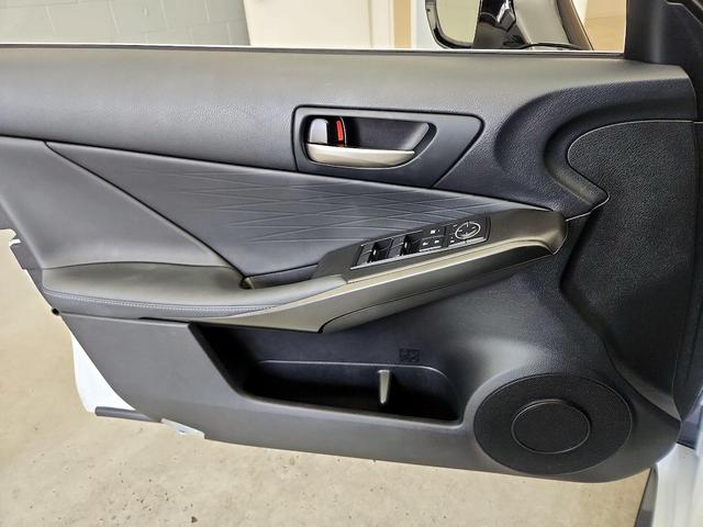 Photo of 2022 White Lexus IS 350