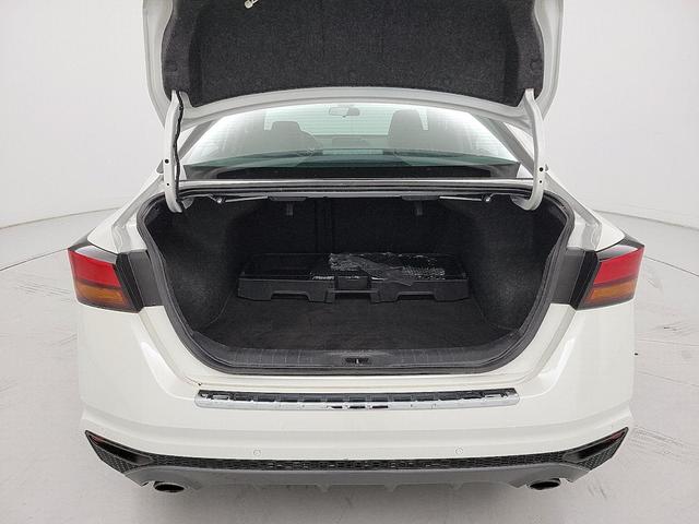 Photo of 2022 White Nissan Altima