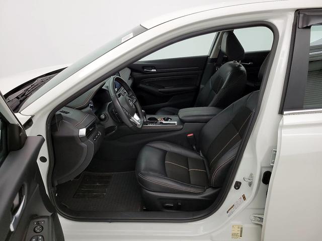 Photo of 2022 White Nissan Altima