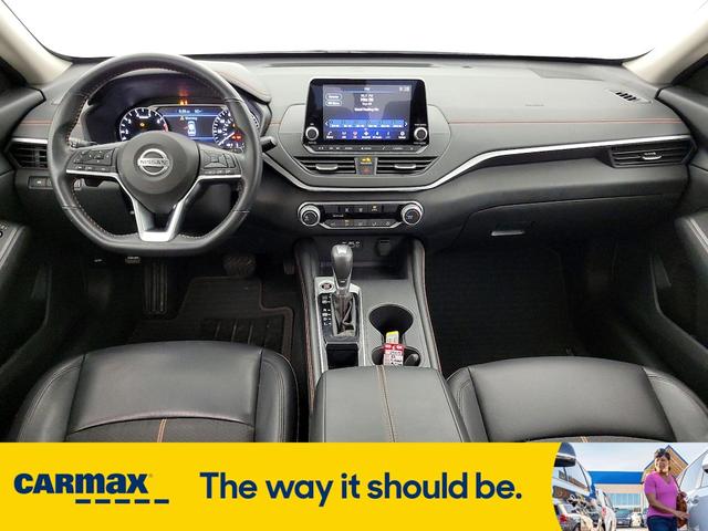 Photo of 2022 White Nissan Altima