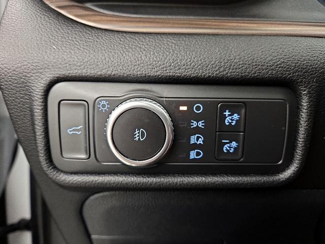 Photo of 2021 White Ford Explorer