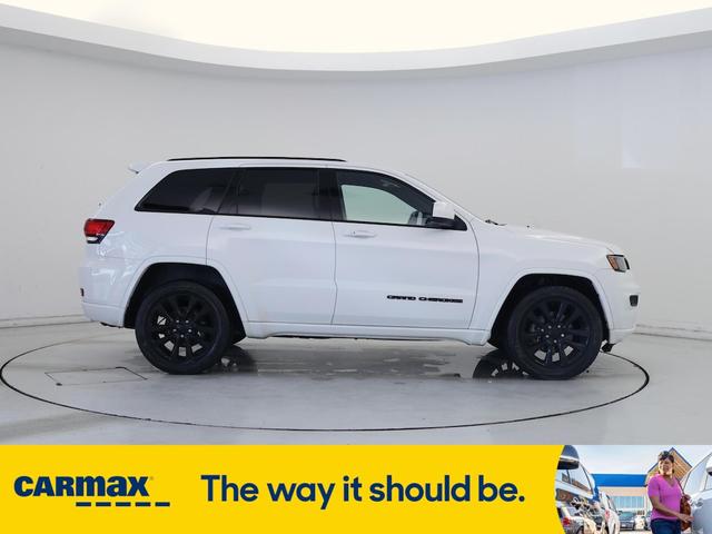 Photo of 2017 White Jeep Grand Cherokee