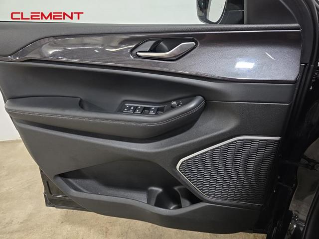 Photo of 2022 Diamond Black Jeep Grand Cherokee L