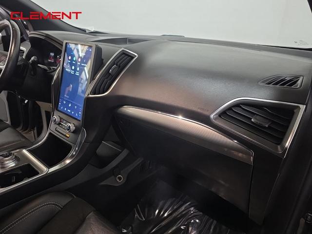 Photo of 2022 Agate Black Metallic Ford Edge
