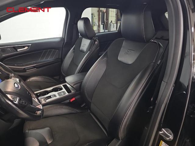 Photo of 2022 Agate Black Metallic Ford Edge