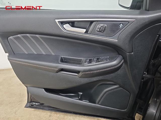 Photo of 2022 Agate Black Metallic Ford Edge