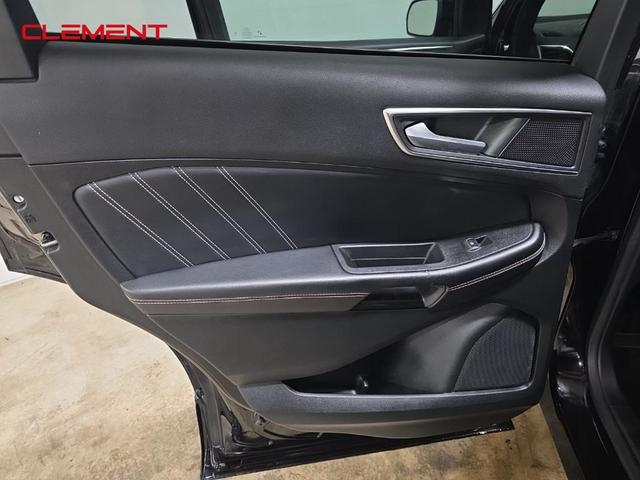 Photo of 2022 Agate Black Metallic Ford Edge